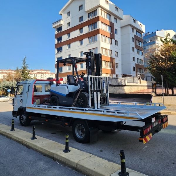 Anıttepe forklift kiralama fiyatları için sahada çalışan forklift makinesi